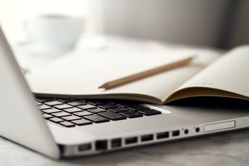 Laptop, papper och penna